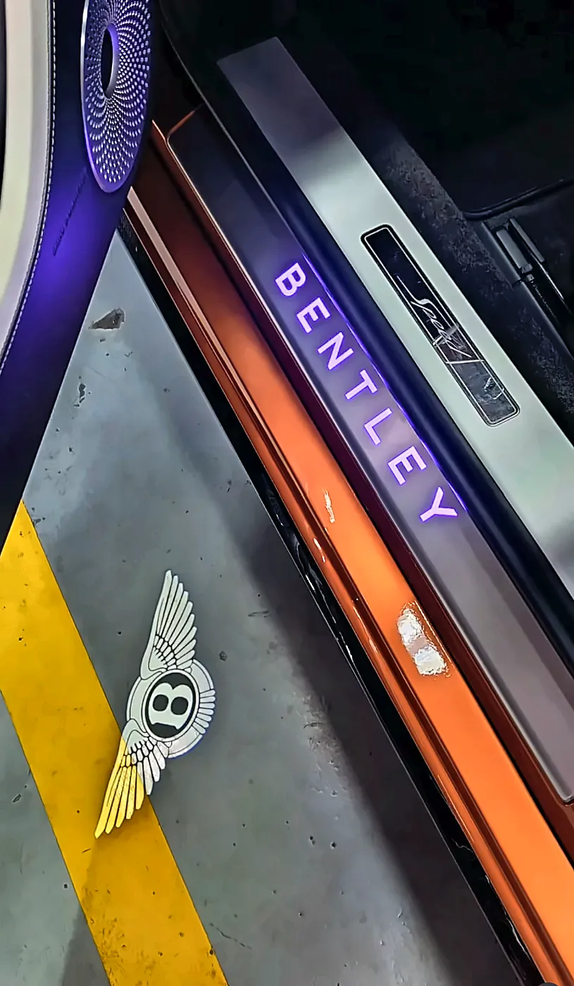 Detalle de estribo iluminado de un Bentley