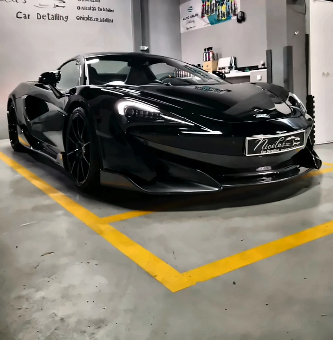 McLaren negro con acabado espejo en el taller
